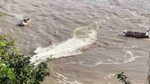 Oito pessoas estavam na embarcação que virou nas Cataratas do Iguaçu; um turista morreu