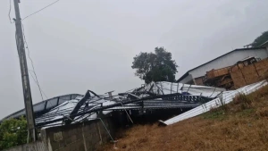Temporal destrói galpão e causa danos materiais em Laranjeiras do Sul