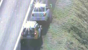 Duas mulheres são presas com mais de 100 celulares e 250 memórias de computador na BR-277