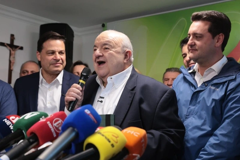 Rafael Greca abre mão de pré-candidatura ao governo do Paraná e será vice na chapa de Sandro Alex