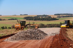 Pavimentação da estrada de Vila Cristal, sentido à Linha Dois Marcos, Toledo, avança com nova etapa das obras