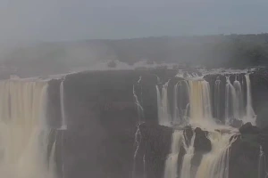 Passarelas da Garganta do Diabo serão removidas temporariamente no lado argentino das Cataratas do Iguaçu por alerta de cheias associadas ao El Niño