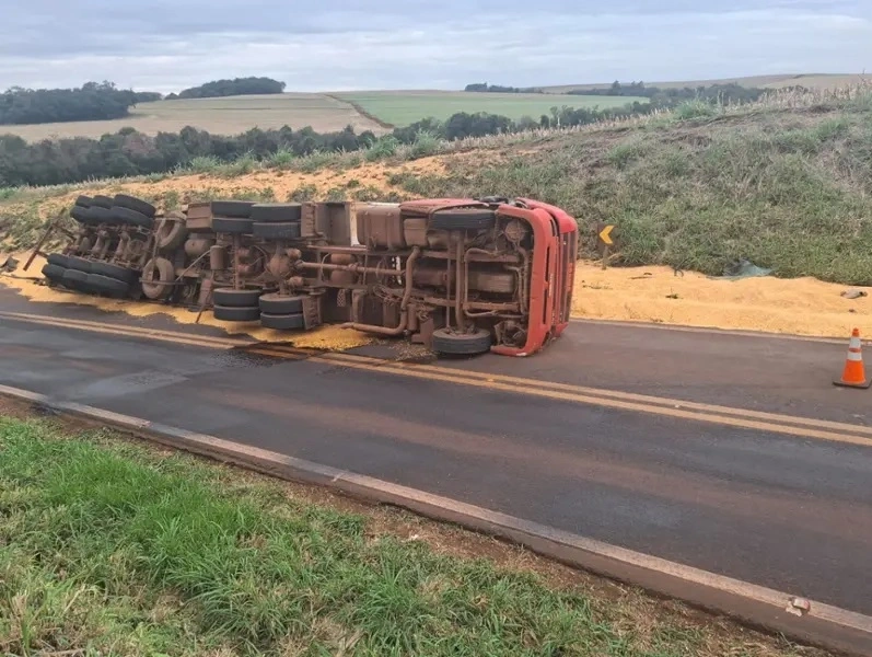 Caminhão carregado com milho tomba na PR-581 e motorista fica ferido