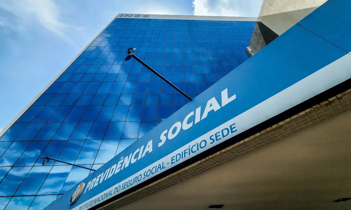 Fila do INSS pode ser zerada até outubro, afirma ministro da Previdência