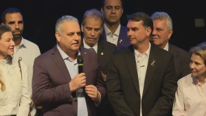 Com Gaspar na vice, Flávio reforça discurso anticorrupção e mira Lulinha