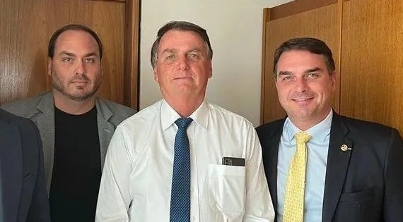 Bolsonaro pede autorização a Moraes para receber filhos no Dia dos Pais