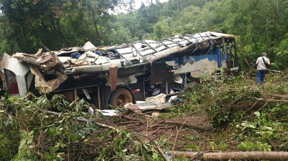 Falta de manutenção no ônibus causou acidente que matou 11 trabalhadores no Paraná, conclui MP após 4 anos