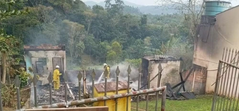 Homem incendia a própria casa após briga, aciona PM e espera em ponto de ônibus para ser detido