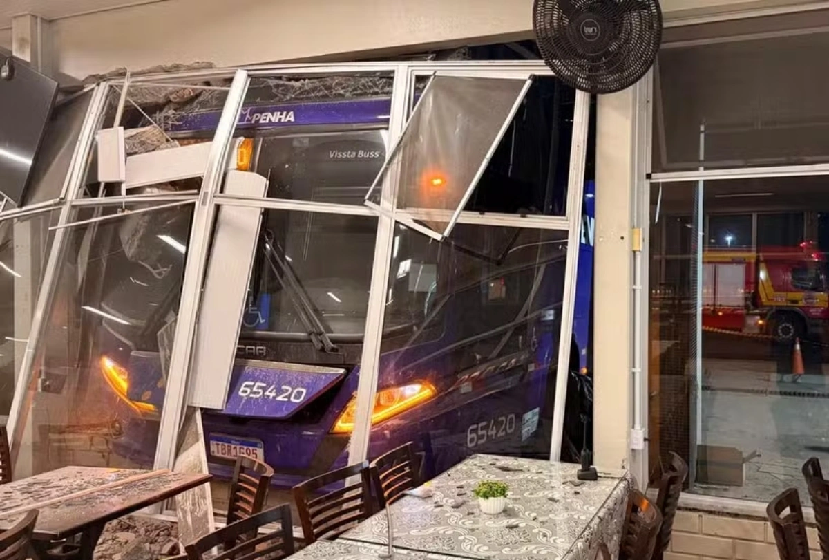 Ônibus invade restaurante e mata funcionária em Santa Catarina