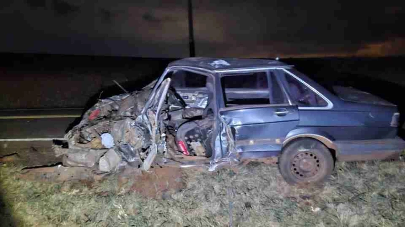 Santana fica destruído em forte batida com caminhão na PR-495