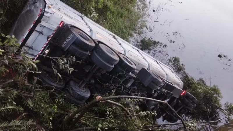 Corpo de motorista de caminhão que caiu em represa no Paraná é encontrado