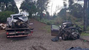 Acidente entre carros deixa pais e filhos mortos na PRC-280, no Paraná