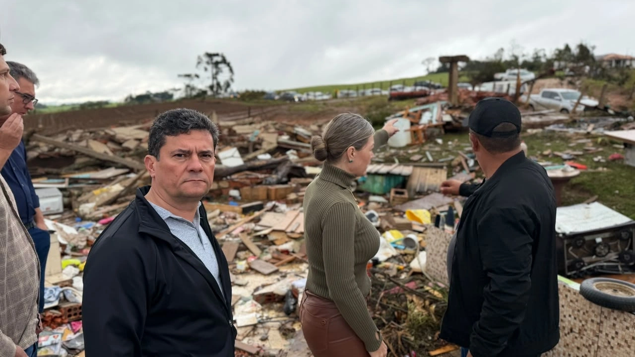 Moro percorre áreas atingidas pelo tornado em Piraí do Sul e acompanha situação das famílias