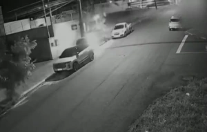 Carro acaba na calçada após batida com moto no Paraná, e três pessoas morrem