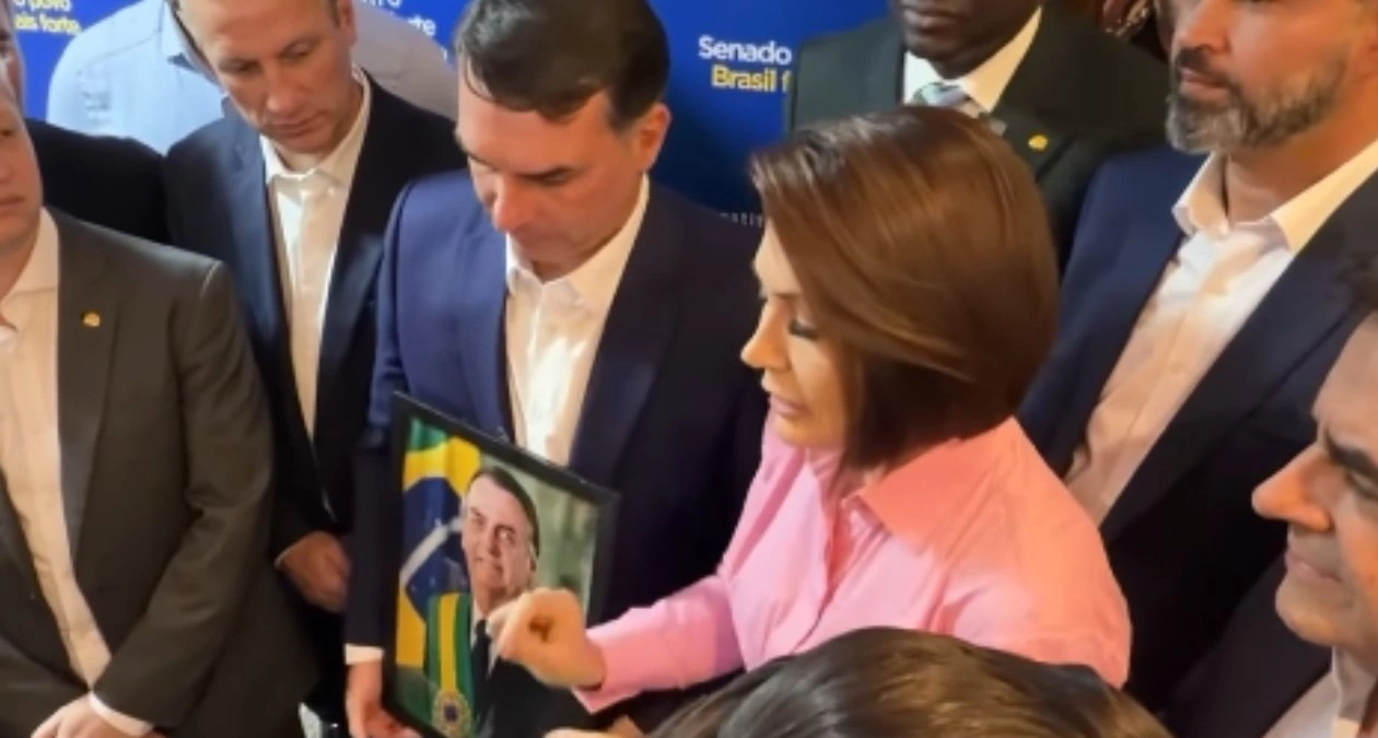 Michelle ora ao lado de Flávio Bolsonaro e diz que atrito é "página virada"