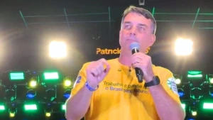 Campanha de Flávio começará na cidade da facada em Bolsonaro