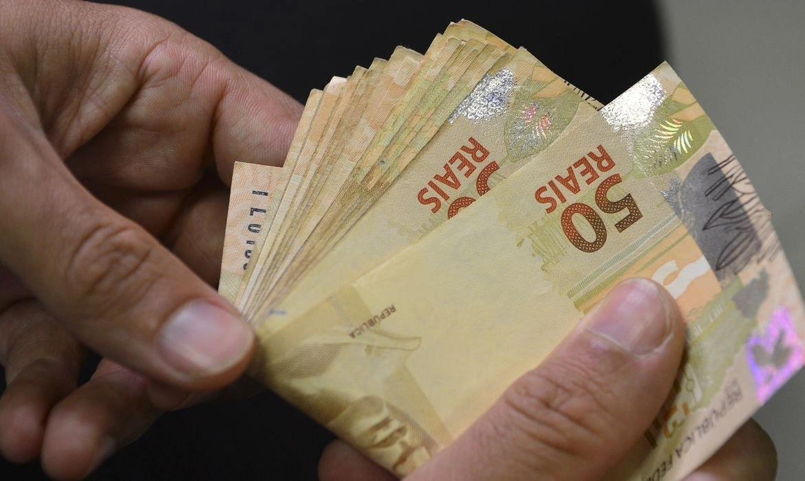 Governo projeta salário mínimo de R$ 1.717 para 2027