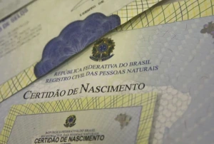 Homem registra filha da amante no nome da esposa e segredo é descoberto em SC