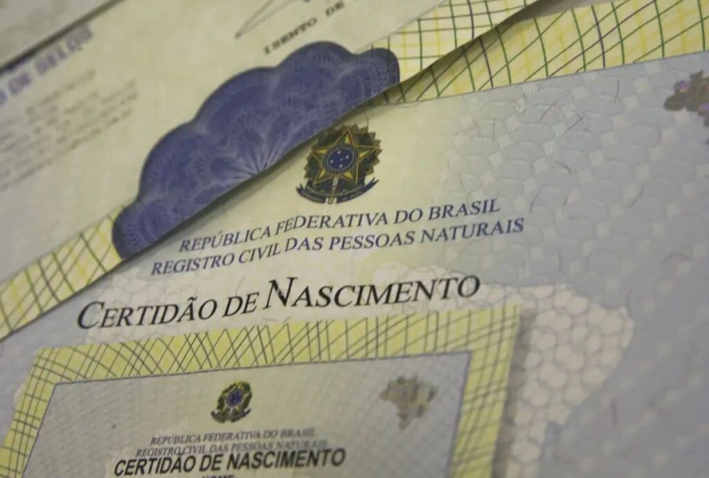 Homem registra filha da amante no nome da esposa e segredo é descoberto em SC
