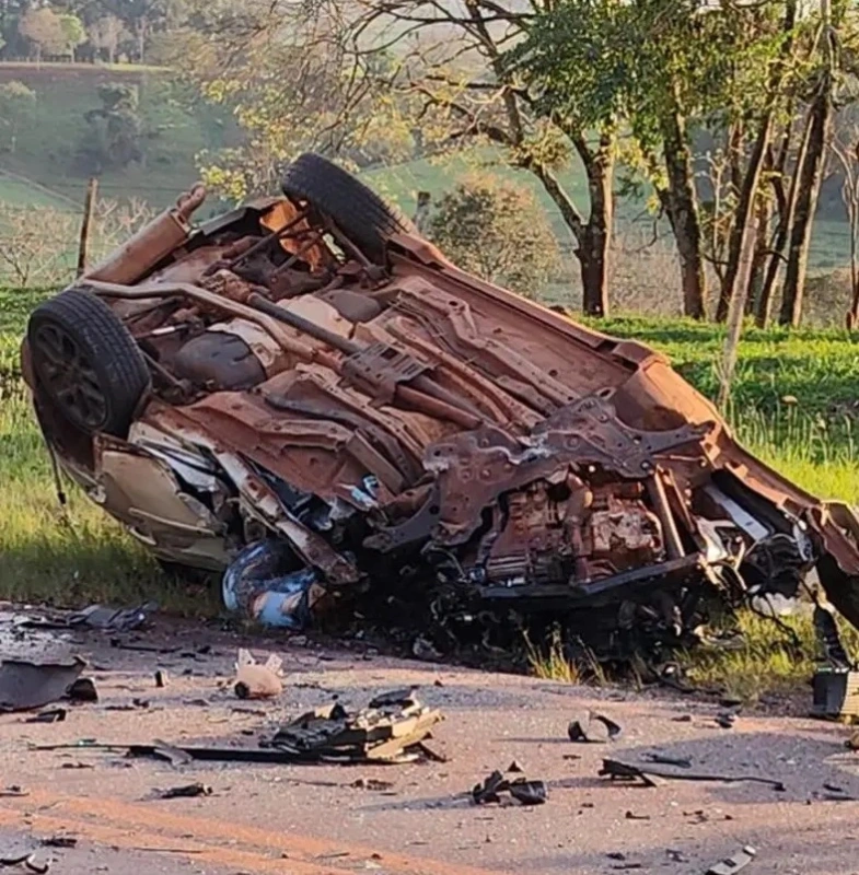 Mulher morre em grave acidente entre carro e caminhão na PR-573, entre Corbélia e Braganey