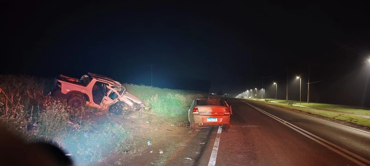 Colisão frontal deixa dois veículos envolvidos na PR-495, em Pato Bragado