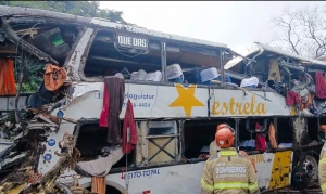 Dez pessoas morrem após ônibus tombar em Petrópolis