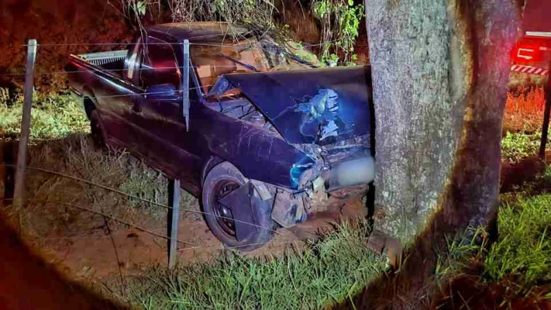 Duas pessoas ficam feridas após Saveiro sair da pista em Iporã
