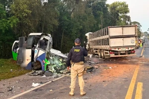 Quem eram os 23 mortos em acidente entre micro-ônibus e carreta no Paraná
