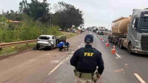 Três mulheres morrem após carro capotar e cair em área de contenção no interior do PR