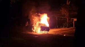 Carro pega fogo após colisão e vazamento de combustível em Cascavel