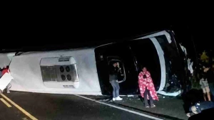 Homem morre em batida frontal entre carro e ônibus na BR-277