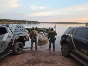 Policiais apreendem 540 quilos de maconha e embarcação em Santa Helena