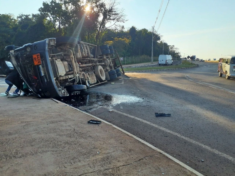 Caminhão tomba e atinge carro em rotatória de Toledo