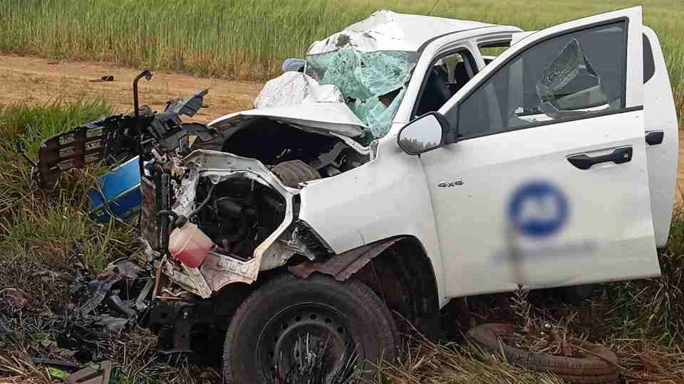 Cinco pessoas morrem em batida frontal entre caminhonete e carreta no Paraná