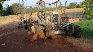 Incêndio destrói barracão, trator e implemento agrícola em Toledo