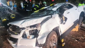 Adolescentes capotam caminhonete e são atingidos por caminhão na BR-376, no PR; um morreu e outro ficou ferido