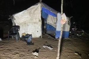 Bebê de 5 meses é morto a golpes de foice e mãe fica ferida após suspeito invadir casa por vingança