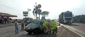 Grave acidente entre dois carros deixa vítimas na BR-277, em Céu Azul