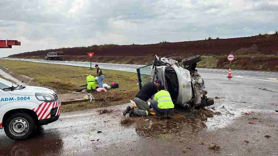 Duas mulheres morrem após carro bater contra estrutura de concreto na BR-163 em Cascavel
