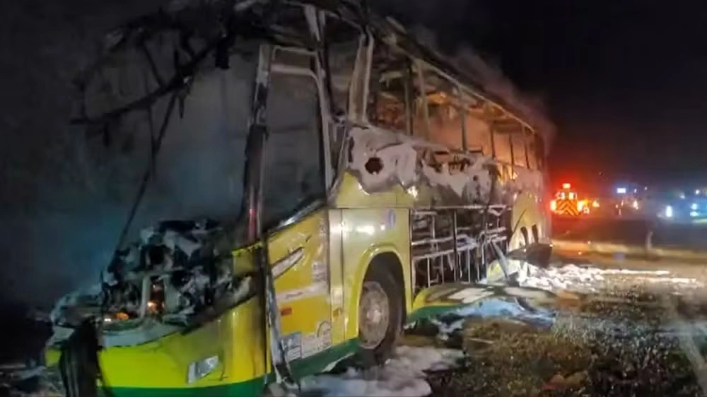 Ônibus bate em carreta e pega fogo na BR-376, no Paraná; 9 pessoas ficaram feridas