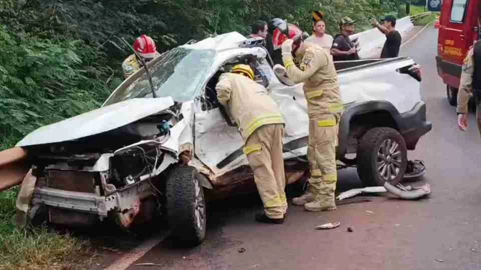 Acidente entre picape e carreta deixa um homem morto na PR-317, trecho entre São Pedro do Iguaçu e Ouro Verde do Oeste