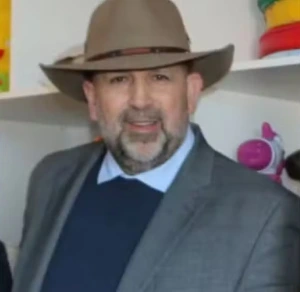 Ex-apresentador de TV preso por receber fotos íntimas de bebês é indiciado por estupro, assédio e extorsão contra funcionários, no Paraná