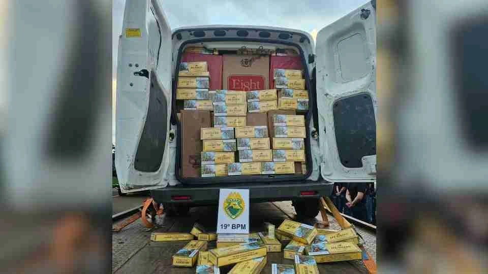 Fiorino carregada com cigarros roda na pista durante fuga na BR-163, em Toledo