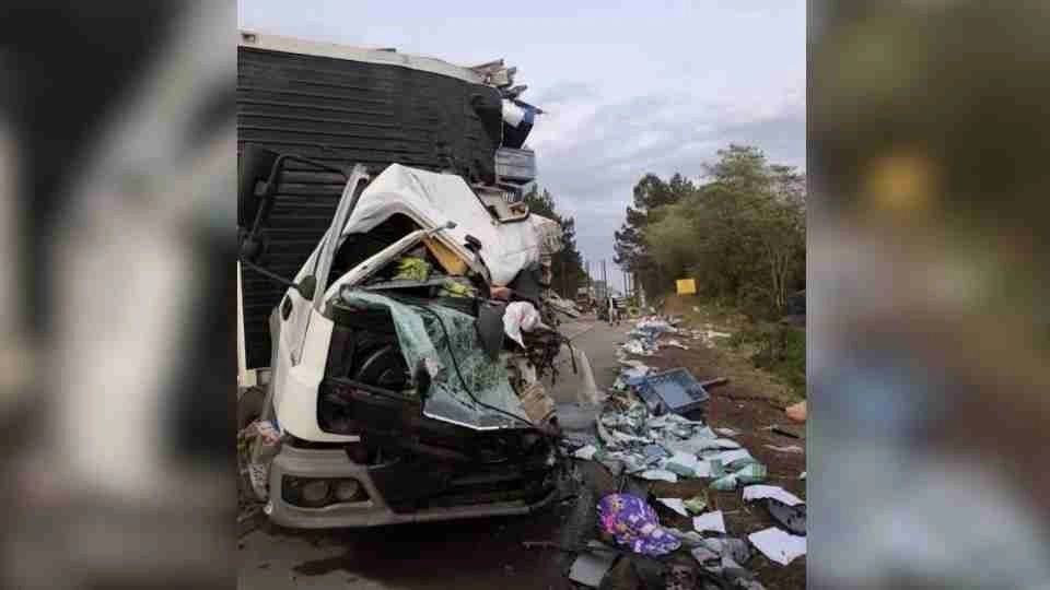 Jovem de 22 anos morre após batida entre caminhões em Santa Catarina