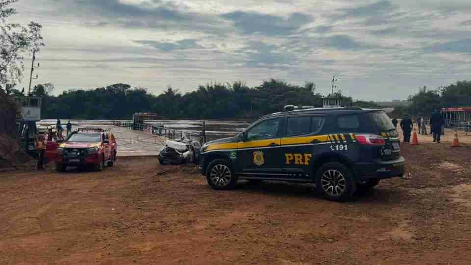 Homem morre após carro cair no Rio Piquiri na BR-272, em Terra Roxa