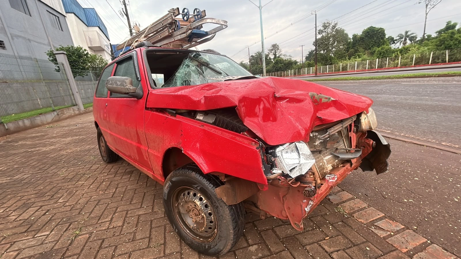 Motociclista fica gravemente ferido após colisão com carro na PR-317, em Toledo