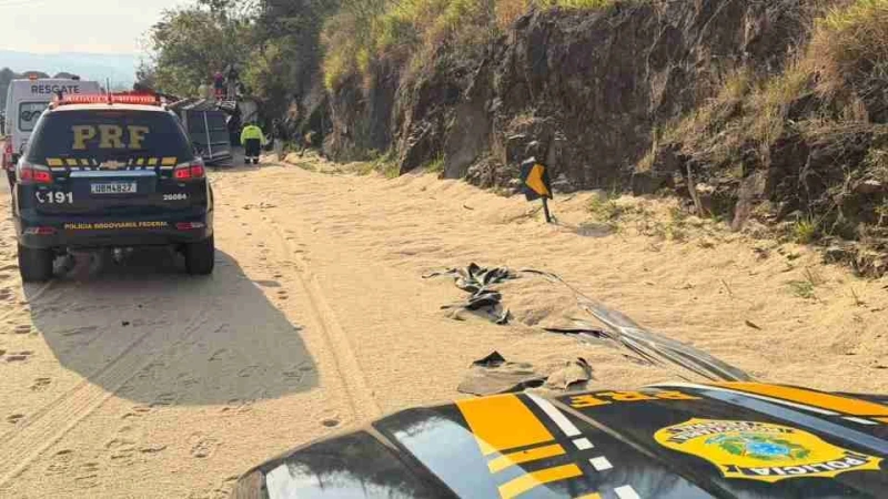 Bebê morre soterrado por carga de arroz após carreta tombar no PR