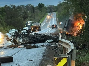 Ultrapassagem provoca colisão com quatro veículos e deixa um morto na PR-323