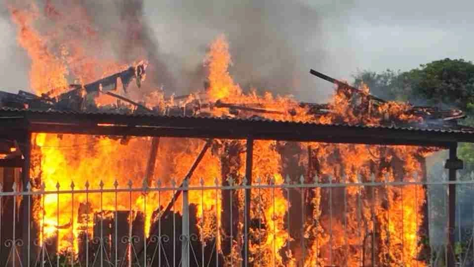 Casa é destruída por incêndio em Ubiratã