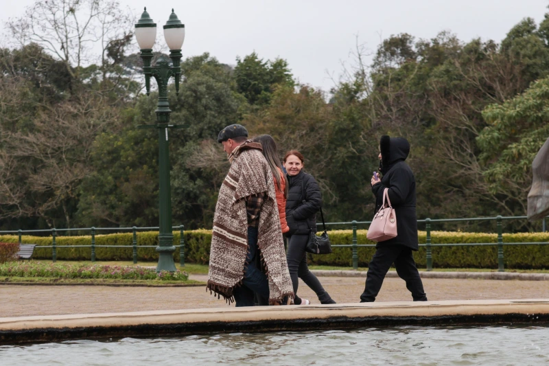 Chuva enfraquece e temperaturas caem ainda mais ao longo da semana no Paraná